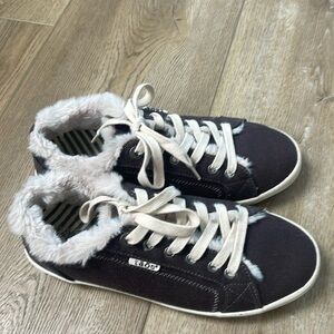 Adorable worn 1x Taos Sneakers with faux fur